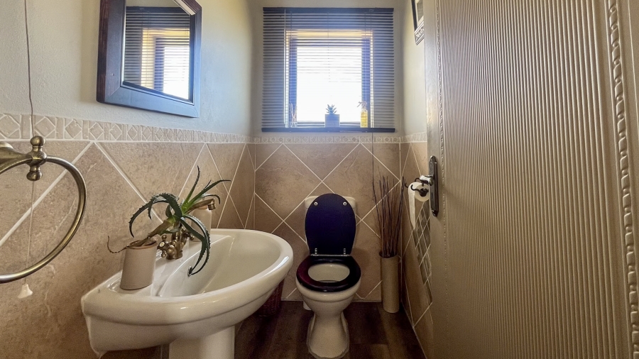 To Let 4 Bedroom Property for Rent in Country Club Western Cape